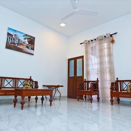 Thinaya Lake Resort 아누라다푸라 외부 사진
