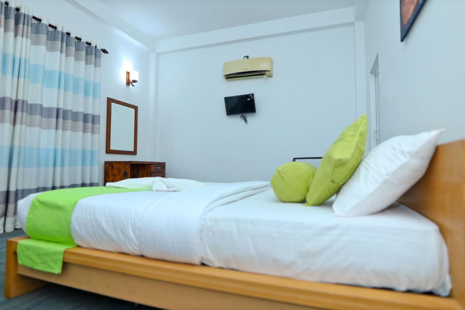 Thinaya Lake Resort 아누라다푸라 외부 사진