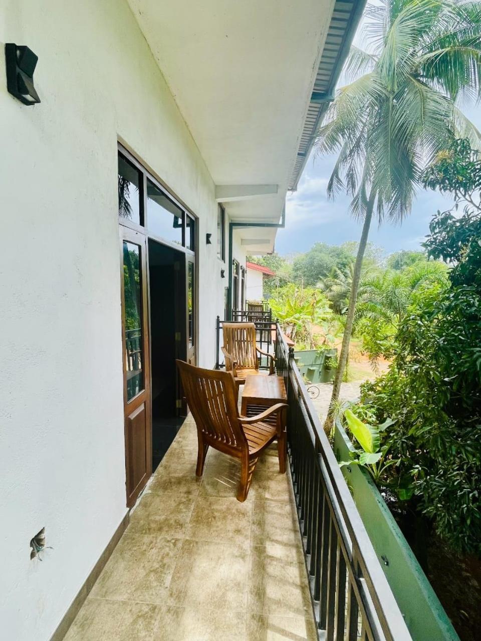 Thinaya Lake Resort 아누라다푸라 외부 사진
