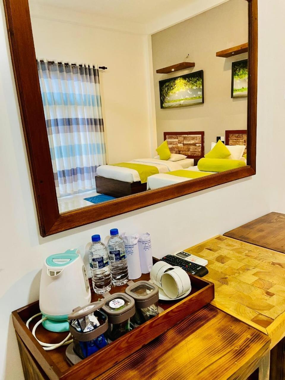 Thinaya Lake Resort 아누라다푸라 외부 사진