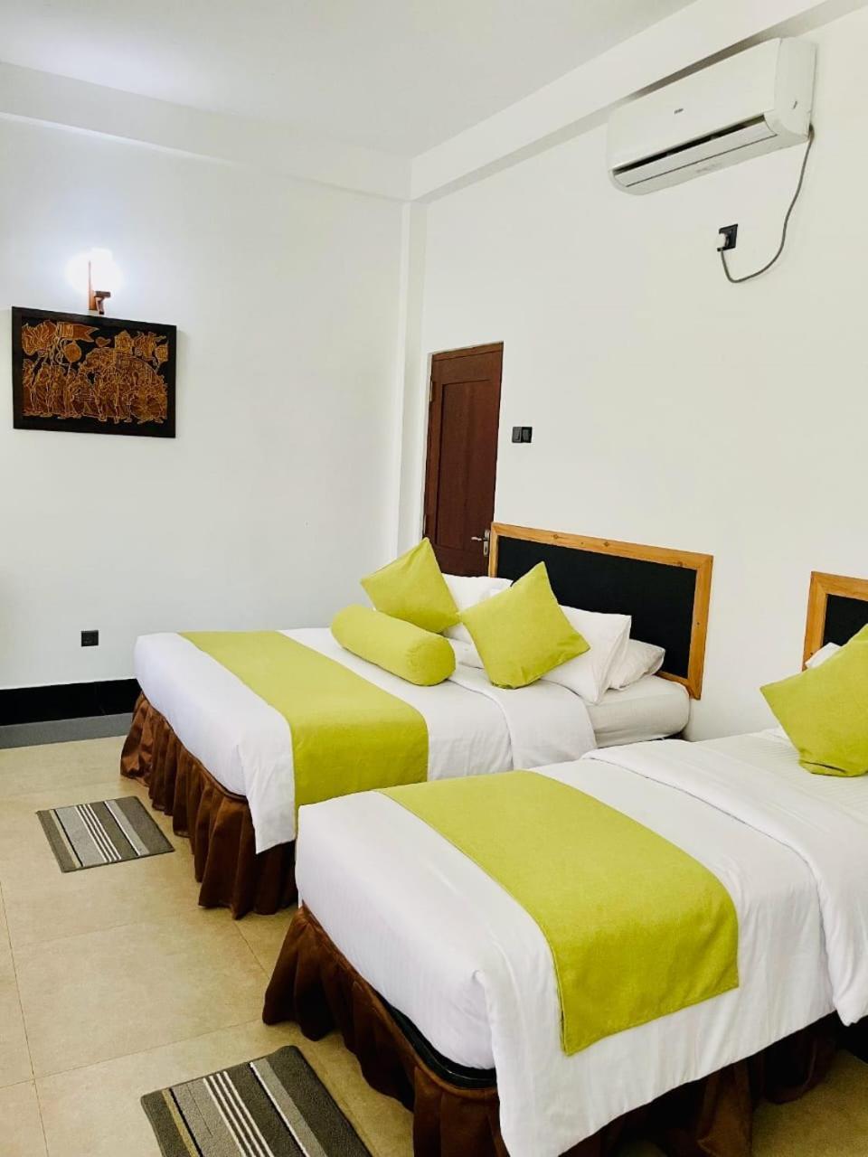 Thinaya Lake Resort 아누라다푸라 외부 사진