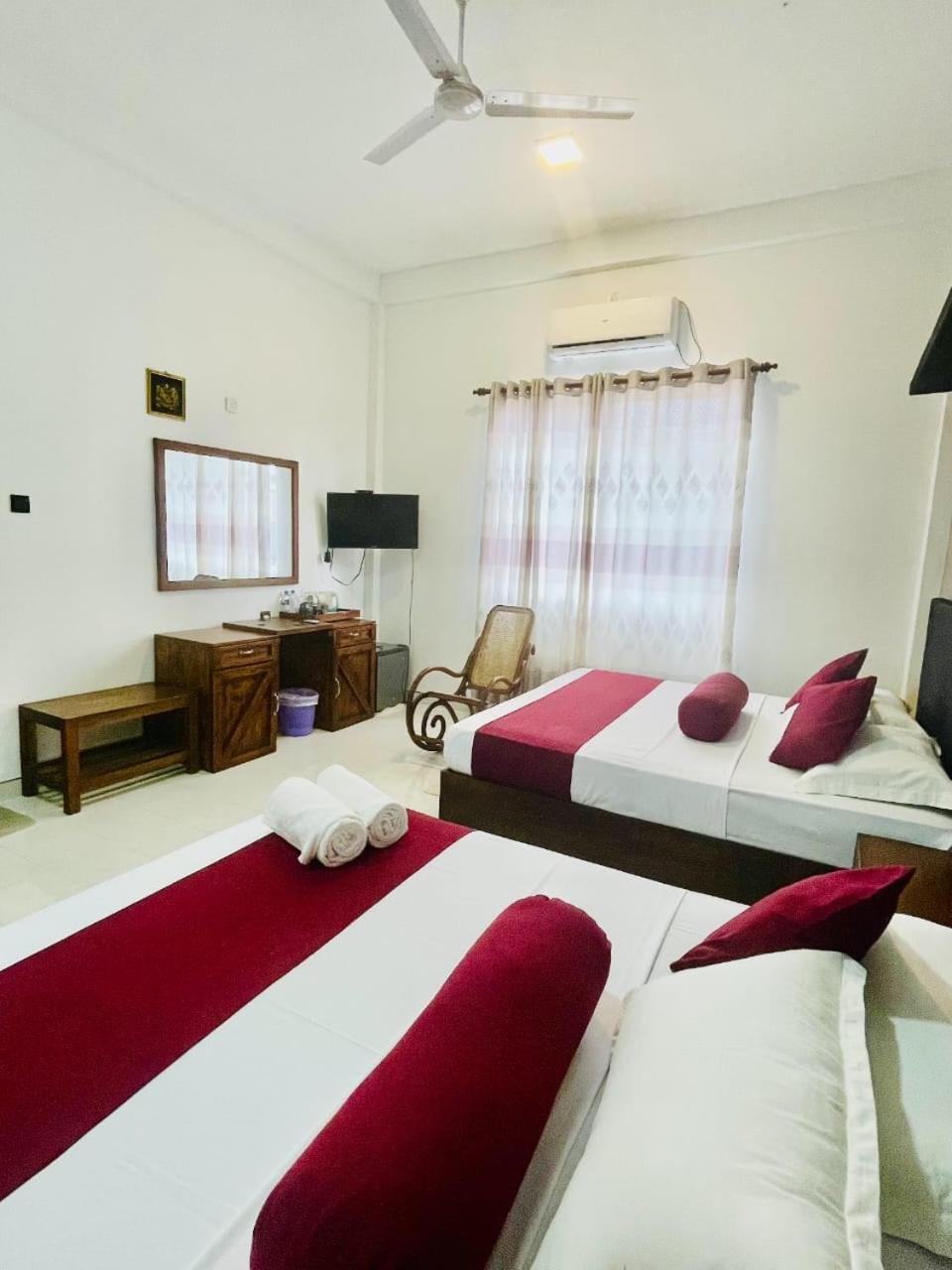 Thinaya Lake Resort 아누라다푸라 외부 사진
