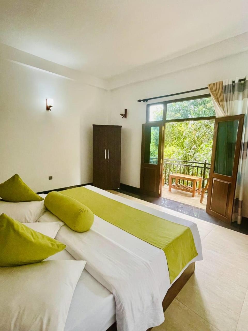 Thinaya Lake Resort 아누라다푸라 외부 사진